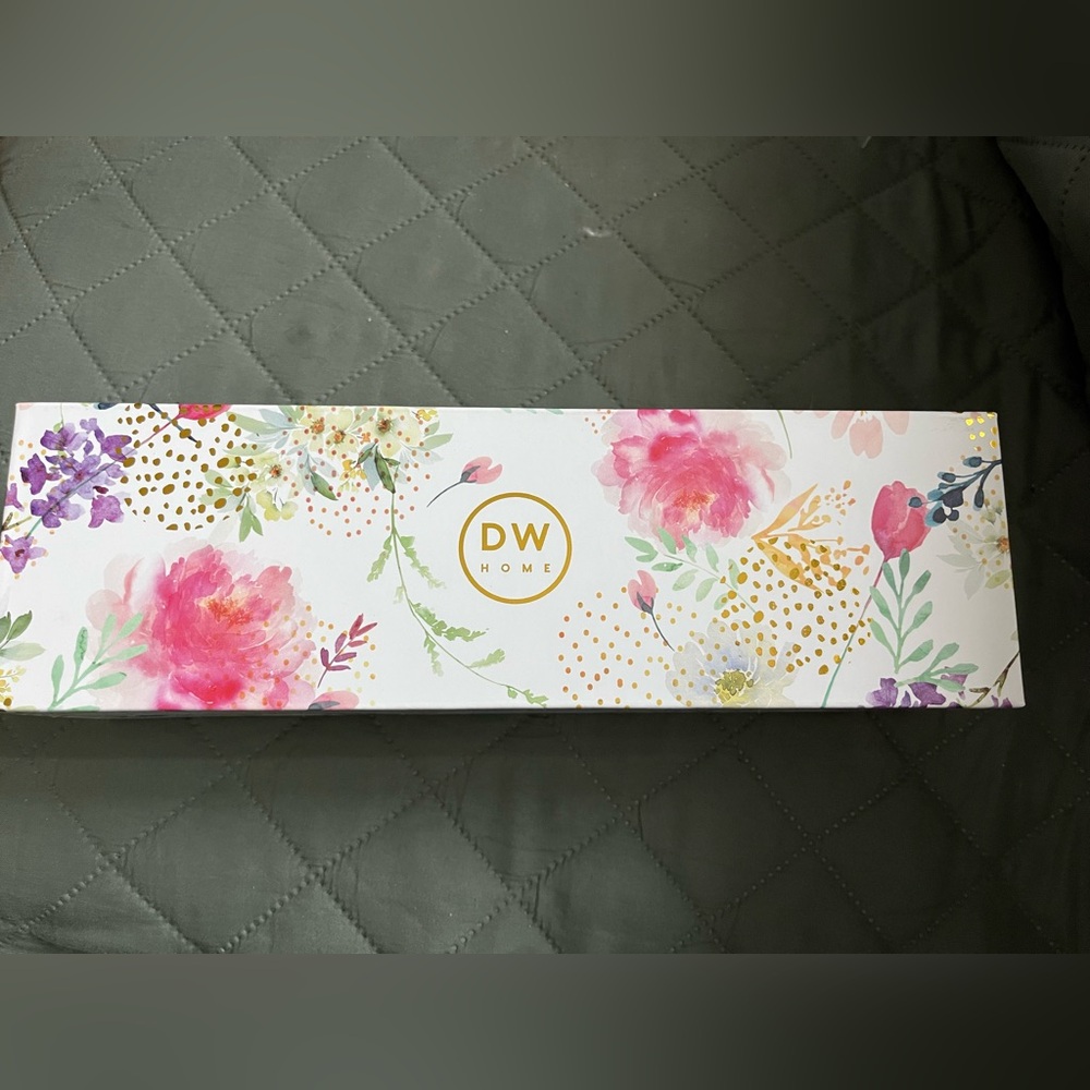 New DW Home (4) Springtime Blossoms Boxed Single Wick Scented Votives Gift Box - Picture 2 of 4